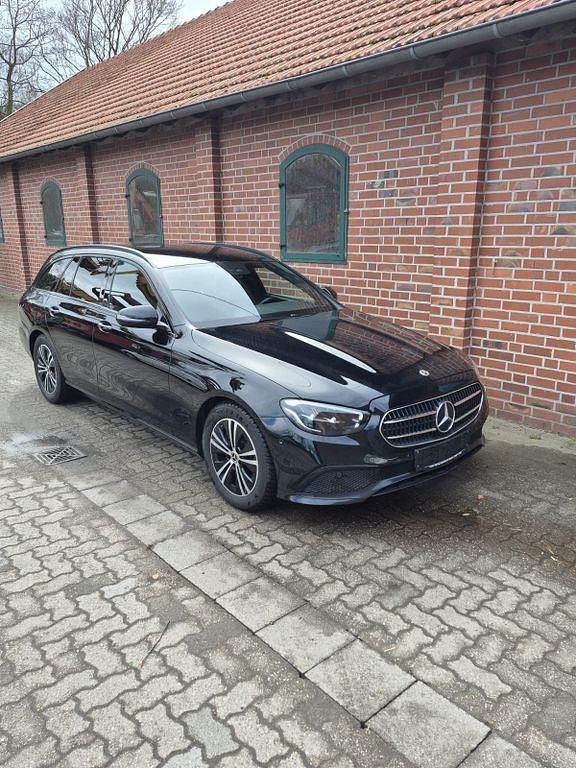 Gebraucht Mercedes E220 Avantgarde 194 PS (142 kW) 2021 Schwarz Limousine