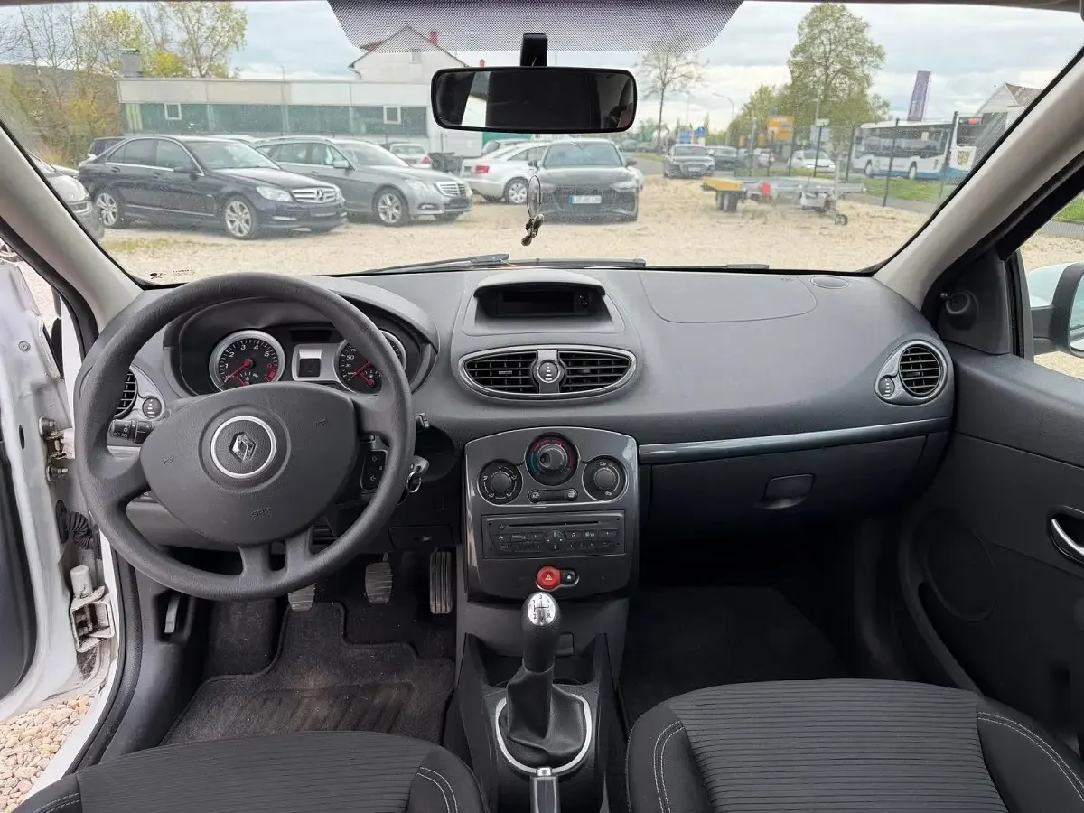 Gebraucht Renault Clio III Collection 75 PS (55 kW) 2013 Weiß Limousine