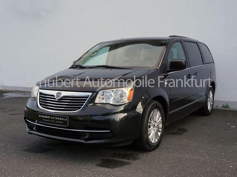 Schwarz Gebraucht 2014 Lancia Voyager Silver Van / Kleinbus | 10.490 € (Etwas zu teuer) - Bild 1/4
