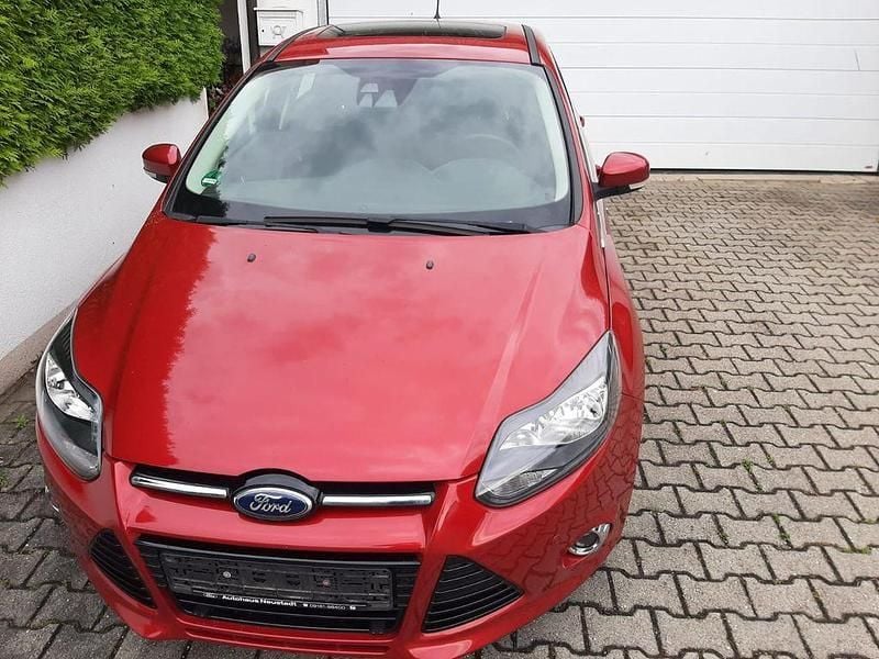 Rot Gebraucht 2014 Ford Focus Titanium Limousine | 6.000 € (Guter Preis) - Bild 1/4