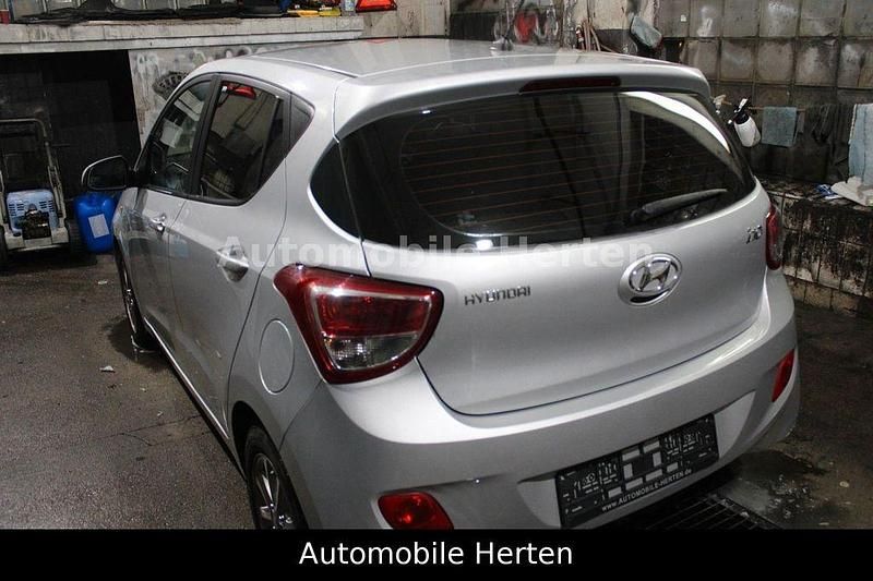 Gebraucht Hyundai i10 Edition 67 PS (49 kW) 2015 Silber Kleinwagen