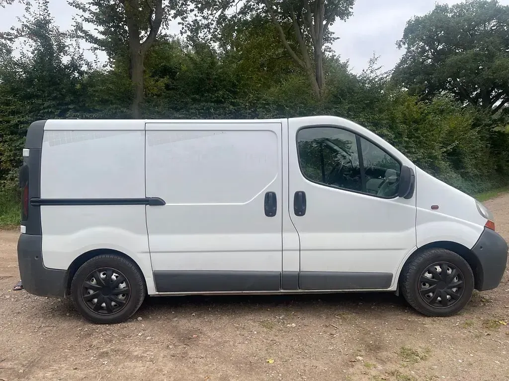 Gebraucht Renault Trafic 82 PS (60 kW) 2006 Weiß Van / Kleinbus