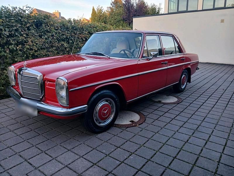 Gebraucht Mercedes 200 54 PS (39 kW) 1973 Rot Limousine