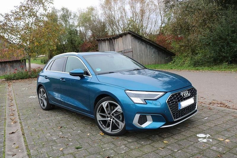 Blau Gebraucht 2022 Audi A3 Advanced Limousine | 32.900 € (Teuer) - Bild 1/4