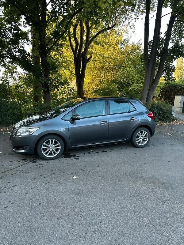 Grau Gebraucht 2010 Toyota Auris Limousine | 3.820 € (Guter Preis) - Bild 1/4