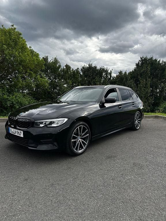 Schwarz Gebraucht 2020 BMW 320 Kombi | 16.800 € (Teuer) - Bild 1/4