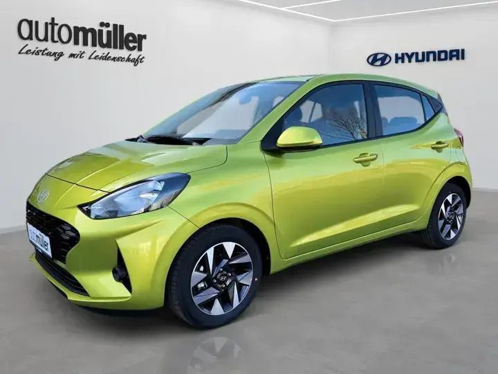Grau lucid lime Neu 2025 Hyundai i10 Trend Kleinwagen | 16.822 € (Fairer Preis) - Bild 1/3