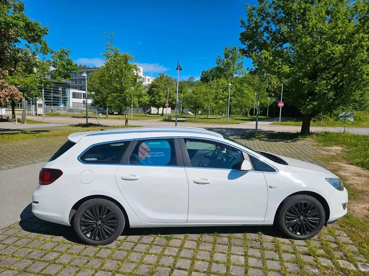 Gebraucht Opel Astra 140 PS (102 kW) 2012 Weiß Kombi