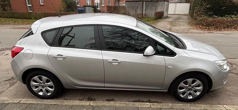 Gebraucht Opel Astra Selection 101 PS (74 kW) 2010 Silber Limousine