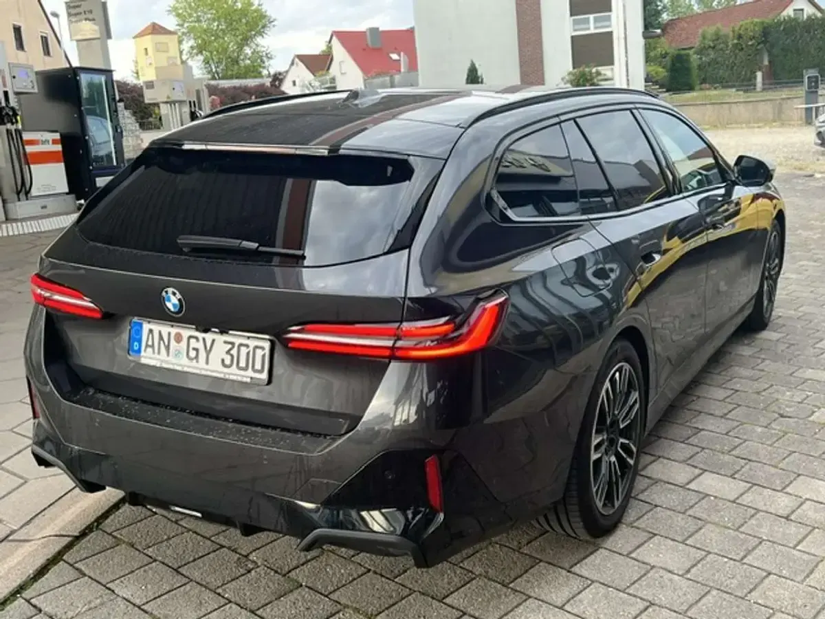 Gebraucht BMW 540 286 PS (210 kW) 2025 Sophistograu brilliantmetalic Kombi