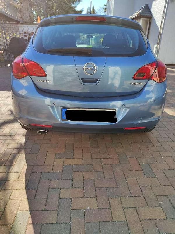 Gebraucht Opel Astra Edition 140 PS (102 kW) 2010 Blau Kleinwagen