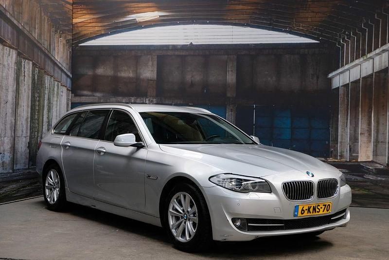 Silber Gebraucht 2013 BMW 520 Performance Kombi | 5.950 € (Superpreis) - Bild 1/3