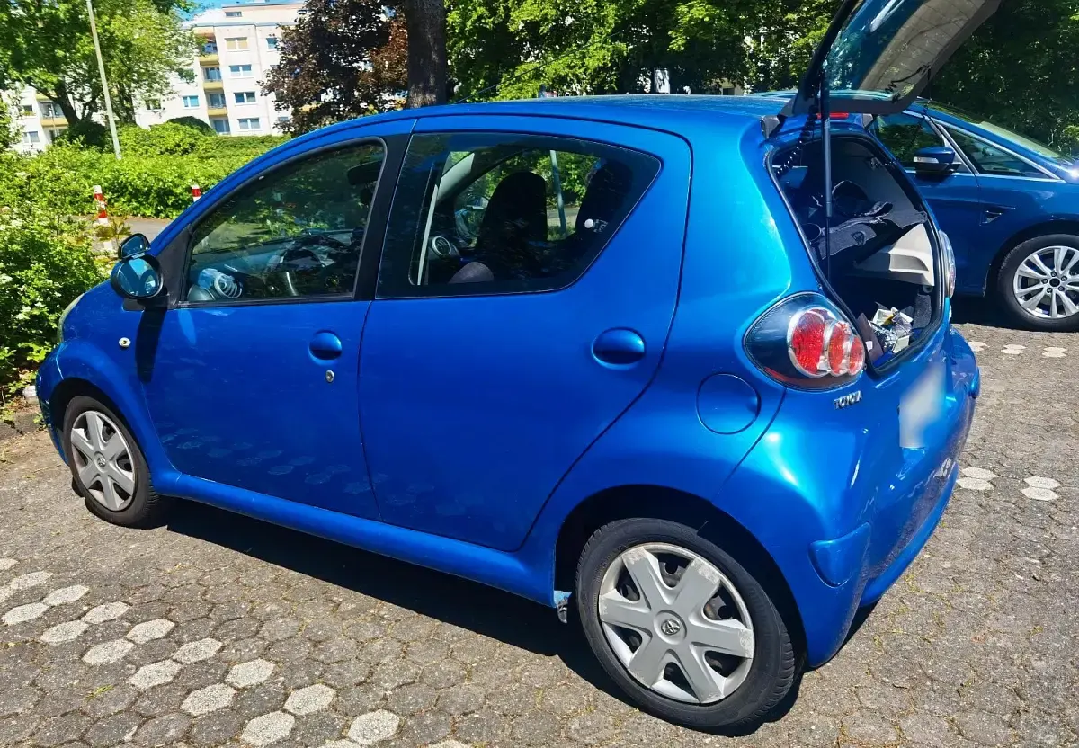 Gebraucht Toyota Aygo 68 PS (50 kW) 2011 Blau Kleinwagen