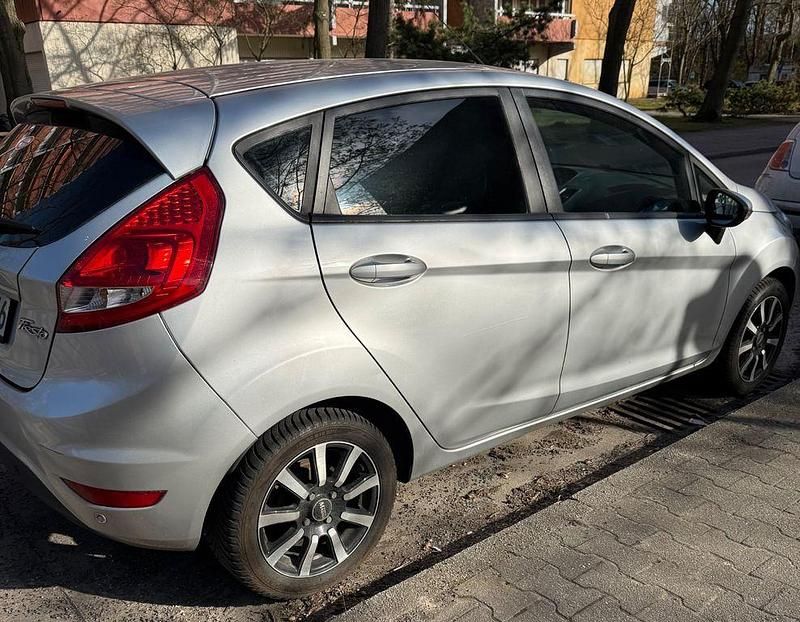 Gebraucht Ford Fiesta Ambiente 82 PS (60 kW) 2010 Silber Kleinwagen