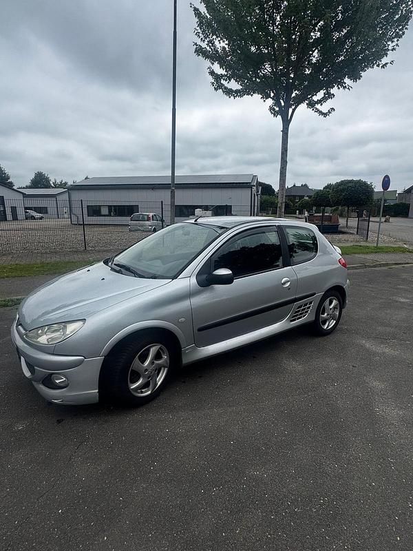Silber Gebraucht 2004 Peugeot 206 Kleinwagen | 1.250 € (Fairer Preis) - Bild 1/4