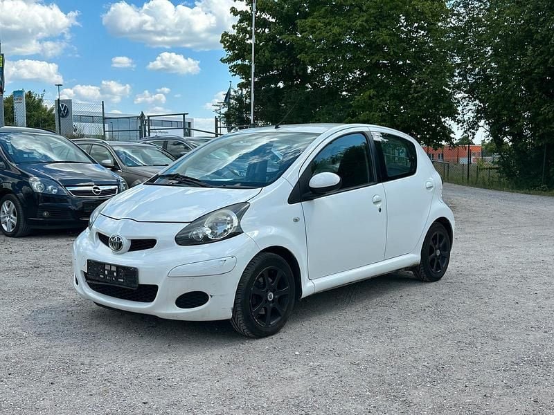 Weiß Gebraucht 2009 Toyota Aygo Kleinwagen | 2.490 € (Fairer Preis) - Bild 1/3