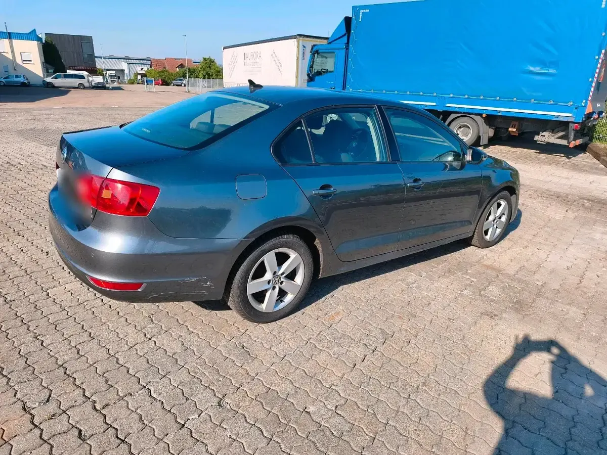 Gebraucht VW Jetta 105 PS (77 kW) 2011 Grau Limousine