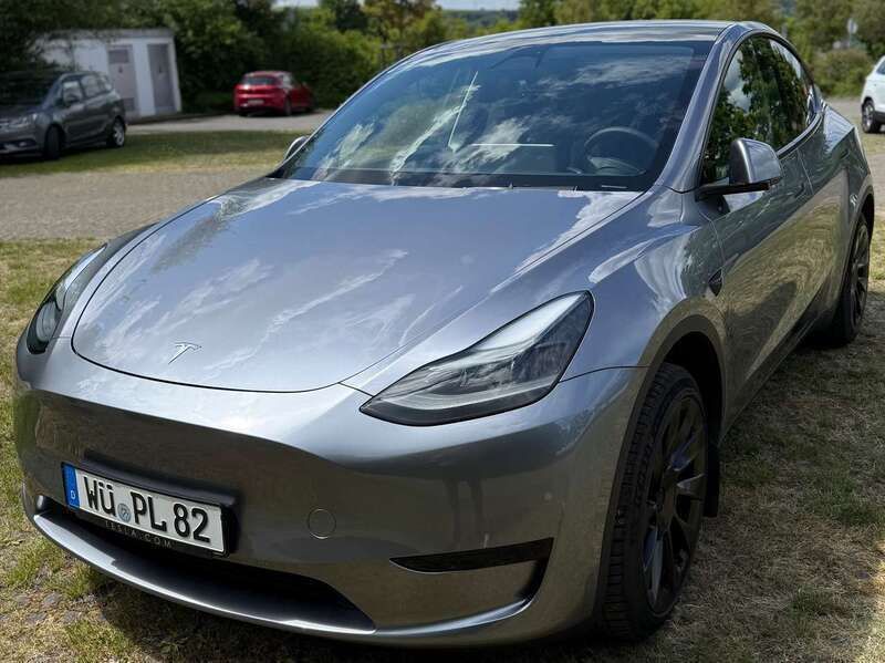 Silber Gebraucht 2024 Tesla Model Y Long Range AWD SUV | 47.800 € - Bild 1/4
