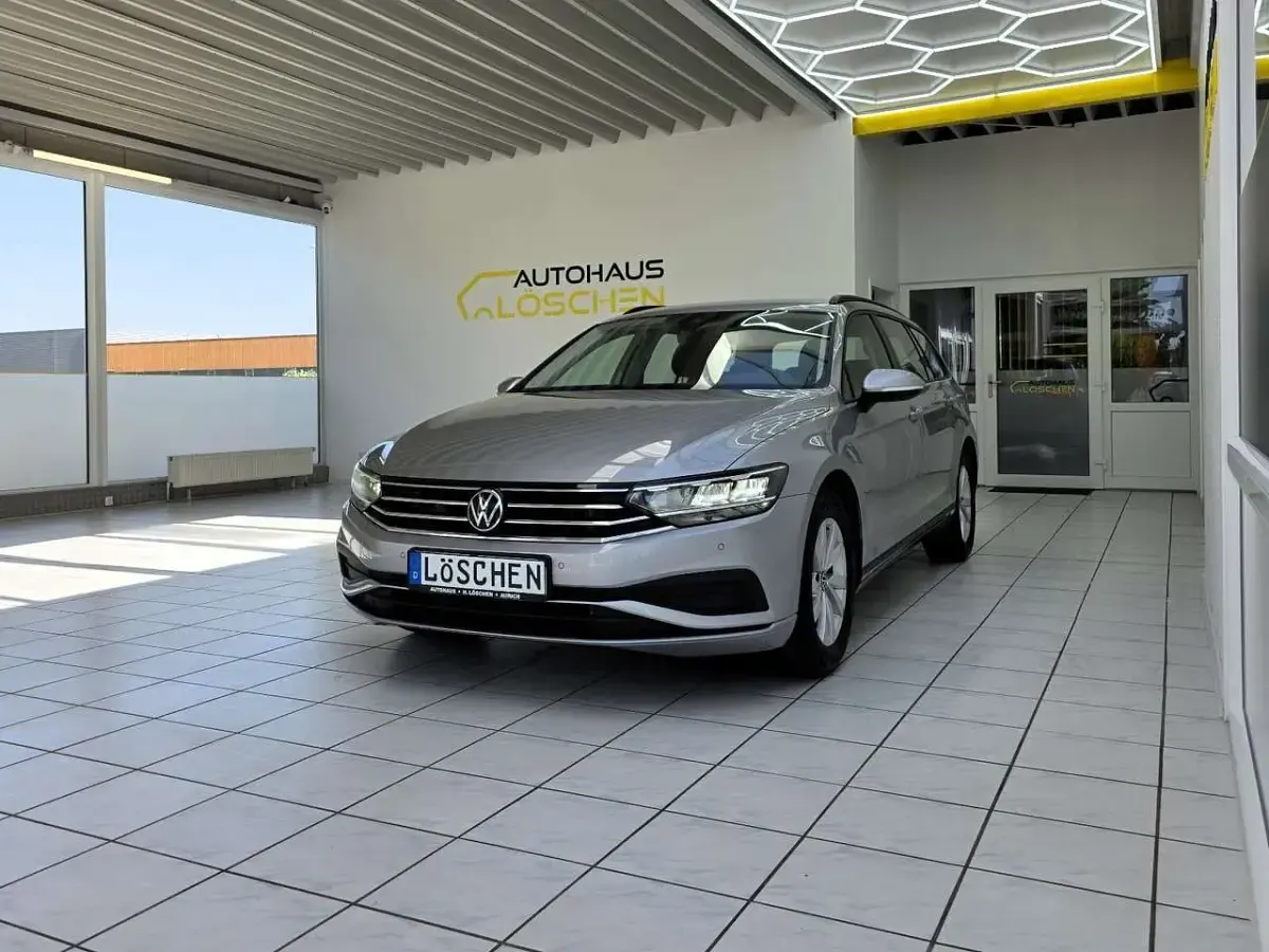 Gebraucht VW Passat 150 PS (110 kW) 2023 Silber Kombi