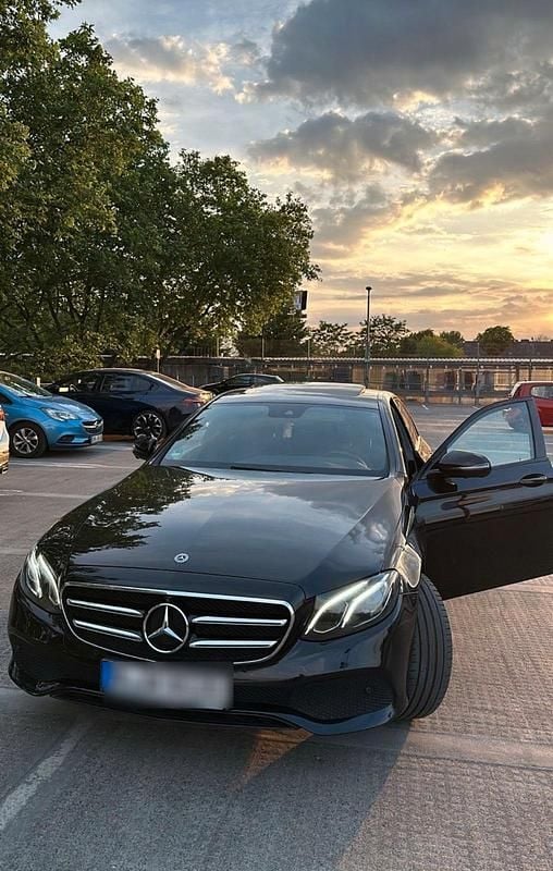 Schwarz Gebraucht 2017 Mercedes 220 Limousine | 22.500 € (Fairer Preis) - Bild 1/4