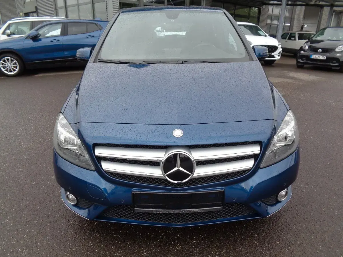 Gebraucht Mercedes B180 122 PS (89 kW) 2012 Blau Van / Kleinbus