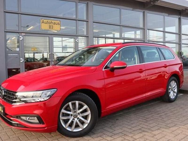 Gebraucht VW Passat 122 PS (89 kW) 2023 Rot Kombi