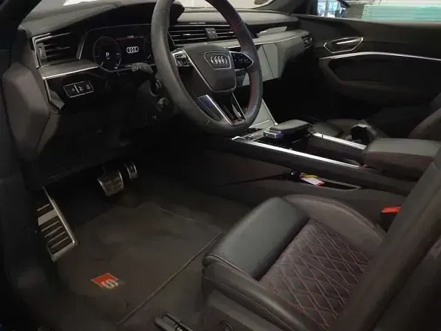 Second-hand Audi SQ8 e-tron Sport 369 kW (503 CP) 2024 Gri SUV
