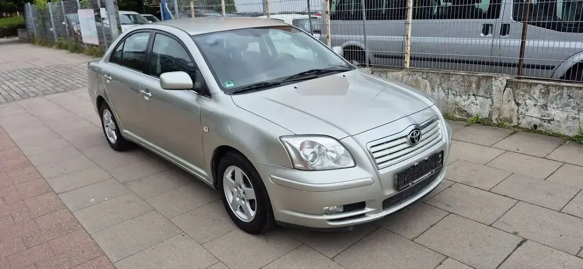Gebraucht Toyota Avensis Sol 129 PS (94 kW) 2004 Silver metallic Limousine
