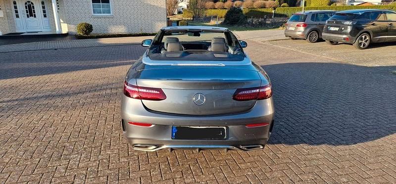 Gebraucht Mercedes E200 AMG 197 PS (144 kW) 2023 Grau Cabrio