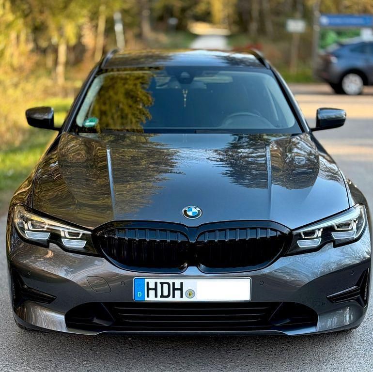 Grau Gebraucht 2019 BMW 320 Sport Line Kombi | 20.700 € (Etwas zu teuer) - Bild 1/4