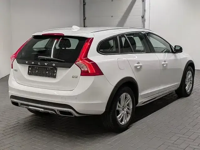 Gebraucht Volvo V60 CC 150 PS (110 kW) 2016 Ice white, solid / solid Kombi