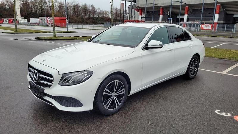 Weiß Gebraucht 2019 Mercedes E200 Limousine | 23.900 € (Fairer Preis) - Bild 1/4