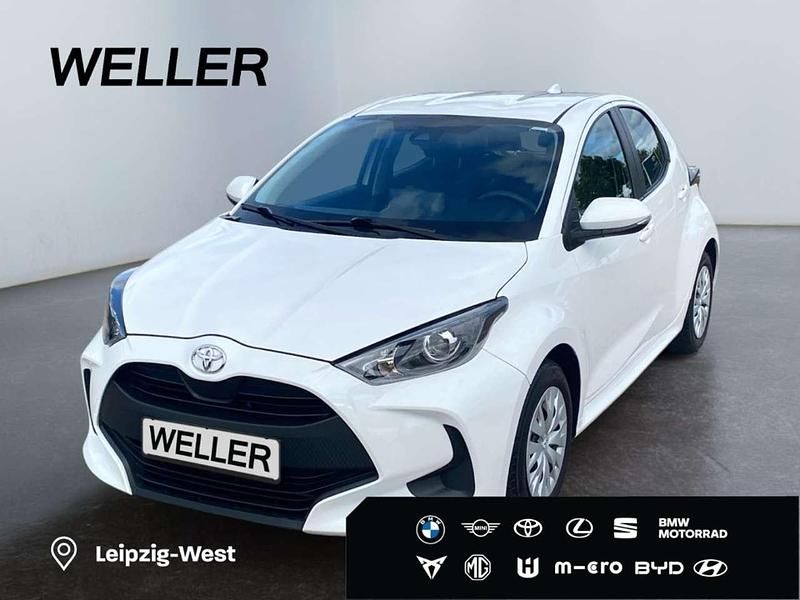 Weiss Gebraucht 2022 Toyota Yaris Basis Kleinwagen | 13.990 € (Fairer Preis) - Bild 1/4
