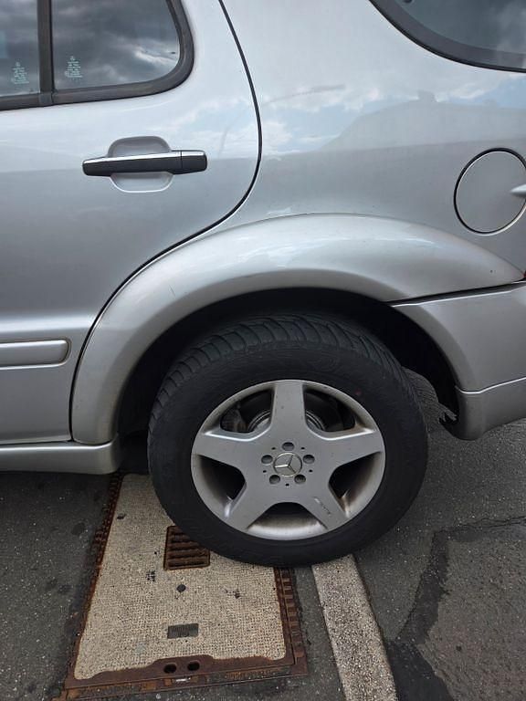 Silber Gebraucht 2004 Mercedes ML55 AMG AMG SUV | 12.000 € (Fairer Preis) - Bild 1/4