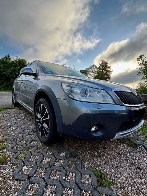 Grau Gebraucht 2013 Skoda Octavia Scout Kombi | 9.678 € (Fairer Preis) - Bild 1/4