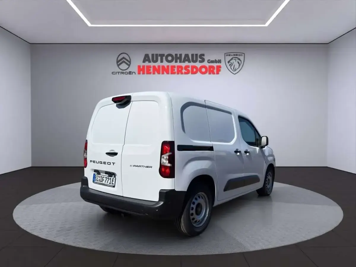 Neu Peugeot E-Partner 100 kW (136 PS) 2026 Kaolin weiß Van / Kleinbus