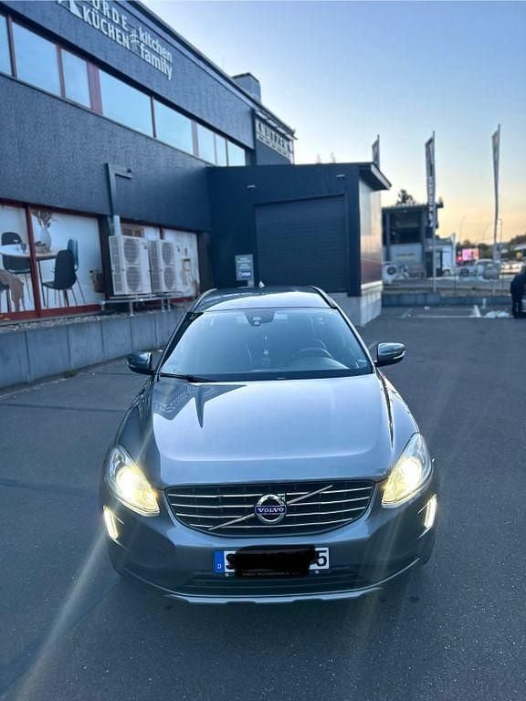 Grau Gebraucht 2016 Volvo XC60 Momentum SUV | 19.500 € (Fairer Preis) - Bild 1/4