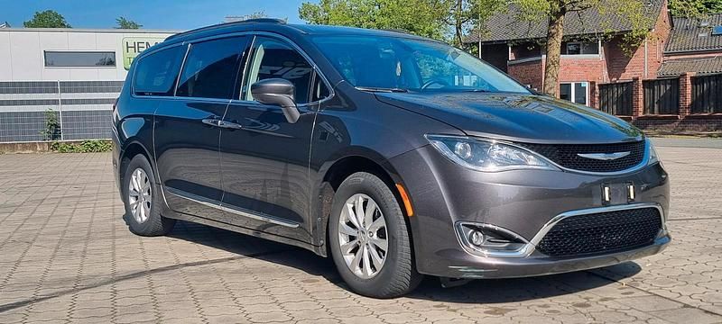Grau Gebraucht 2016 Chrysler Pacifica SUV | 20.000 € - Bild 1/4