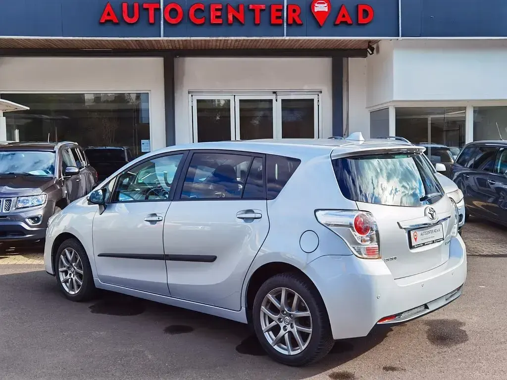 Gebraucht Toyota Verso Executive 177 PS (130 kW) 2013 Silber Van / Kleinbus