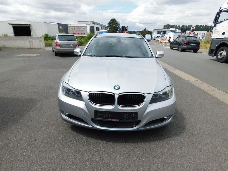 Silber Gebraucht 2009 BMW 318 Comfort Edition Kombi | 5.350 € (Etwas zu teuer) - Bild 1/4
