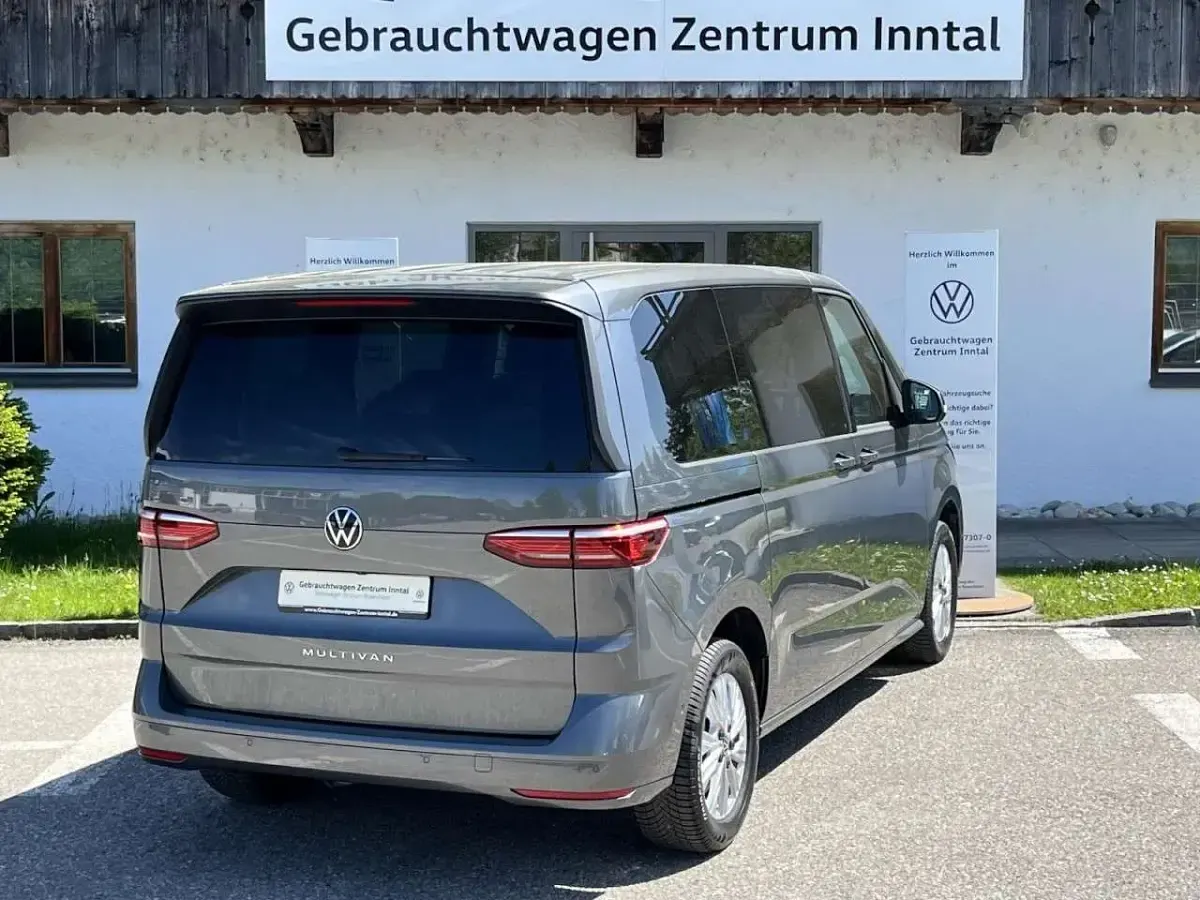 Gebraucht VW Multivan Life 150 PS (110 kW) 2025 Indiumgrau Van / Kleinbus