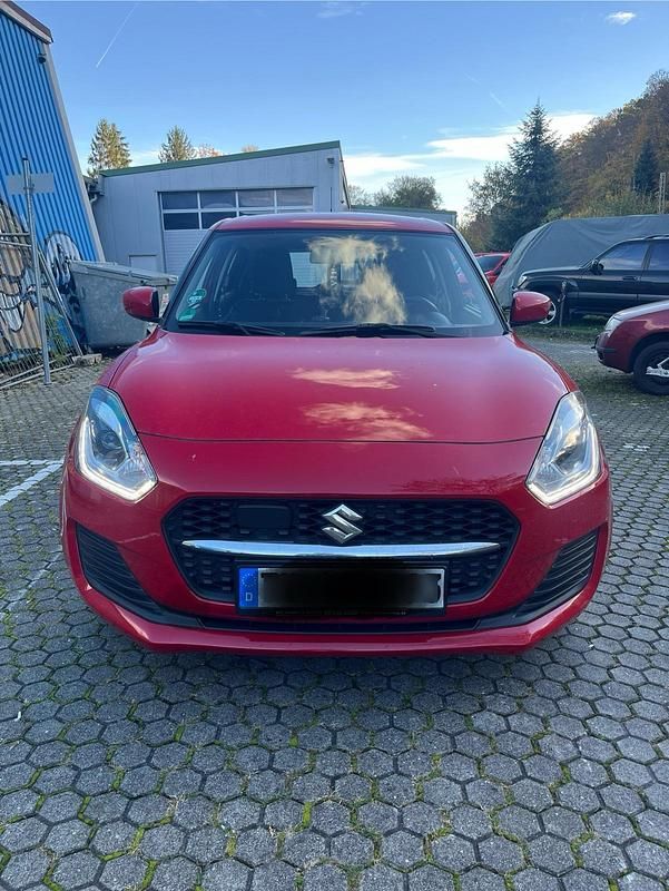 Rot Gebraucht 2021 Suzuki Swift Kleinwagen | 13.900 € (Fairer Preis) - Bild 1/4