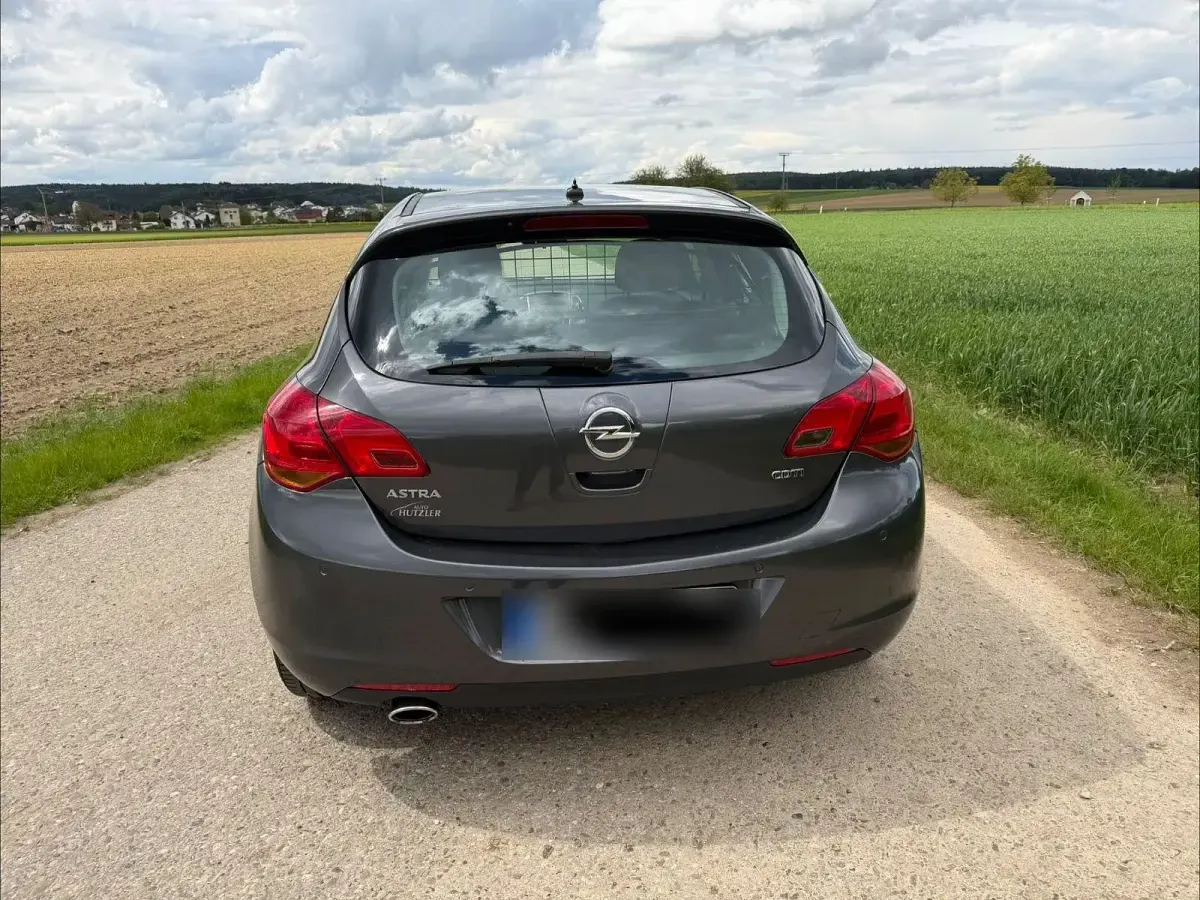 Gebraucht Opel Astra Design Edition 160 PS (117 kW) 2011 Grau Limousine