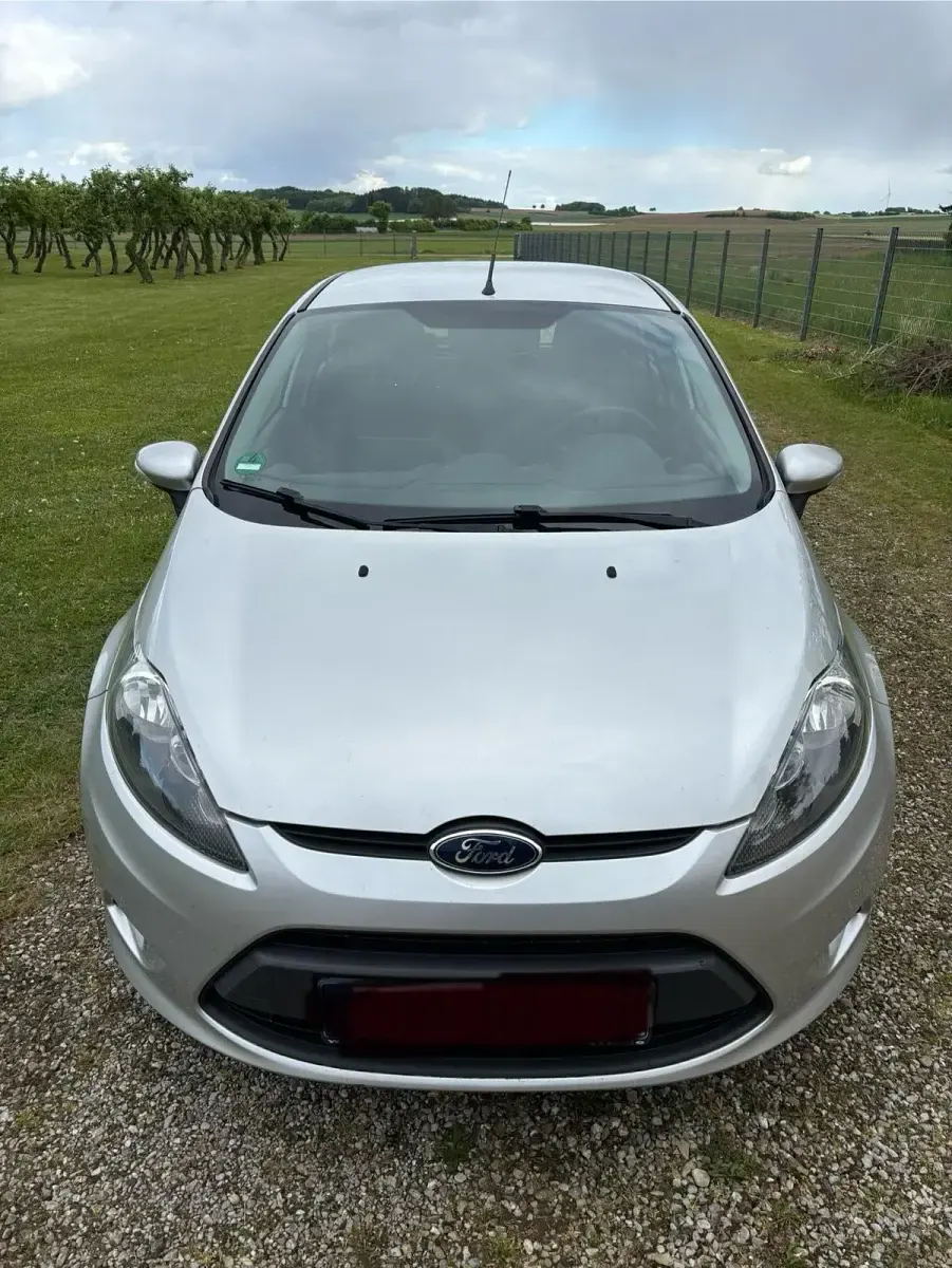 Gebraucht Ford Fiesta 95 PS (69 kW) 2012 Silber Limousine