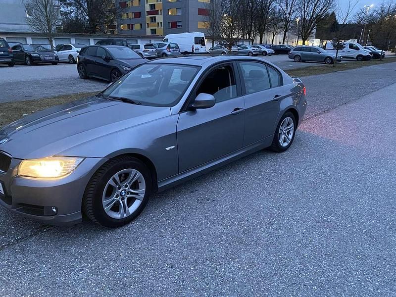 Gebraucht BMW 318 143 PS (105 kW) 2011 Grau Limousine