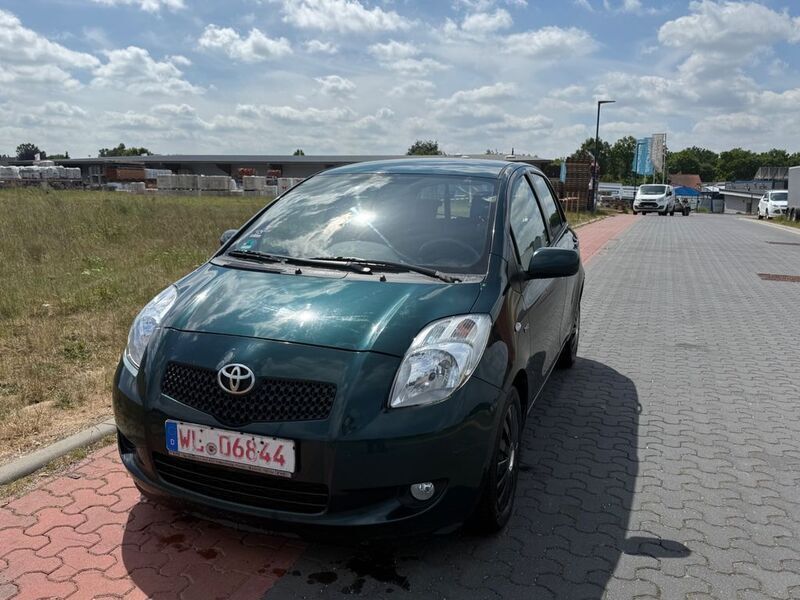 Grün Gebraucht 2006 Toyota Yaris Executive Limousine | 3.690 € - Bild 1/4