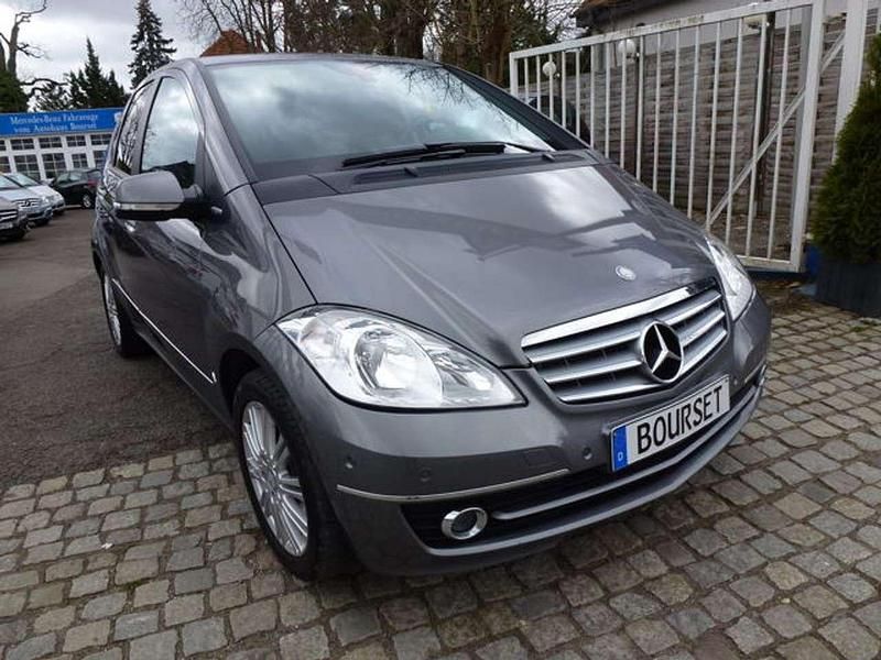 Gebraucht Mercedes A180 Elegance 116 PS (85 kW) 2011 Grau Van / Kleinbus