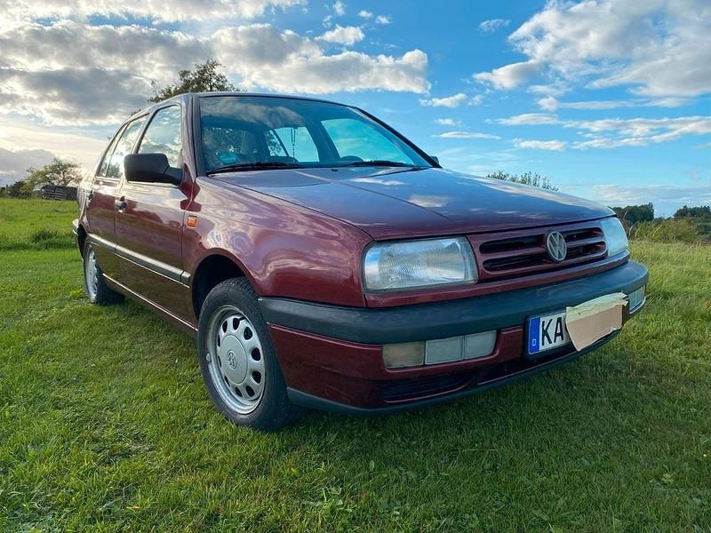 Rot Gebraucht 1994 VW Vento Limousine | 3.300 € - Bild 1/4