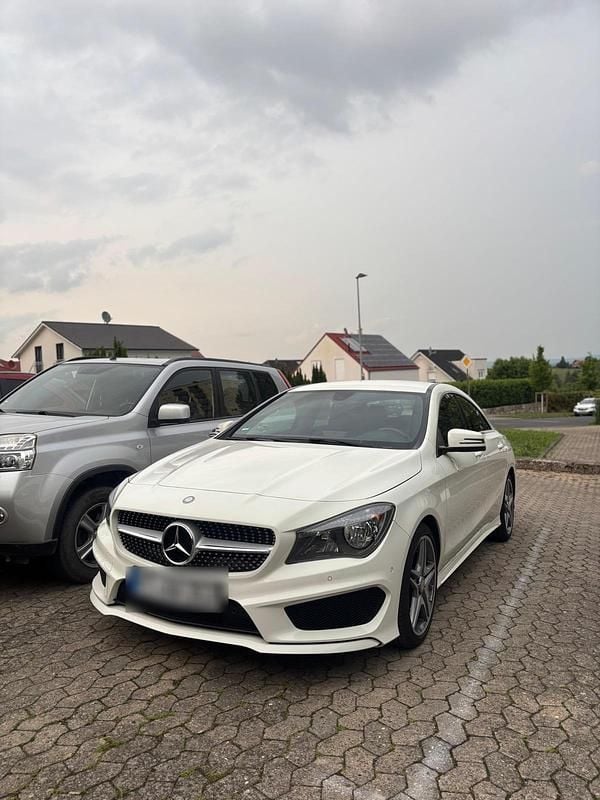 Weiß Gebraucht 2014 Mercedes CLA180 AMG line Limousine | 13.300 € (Guter Preis) - Bild 1/4