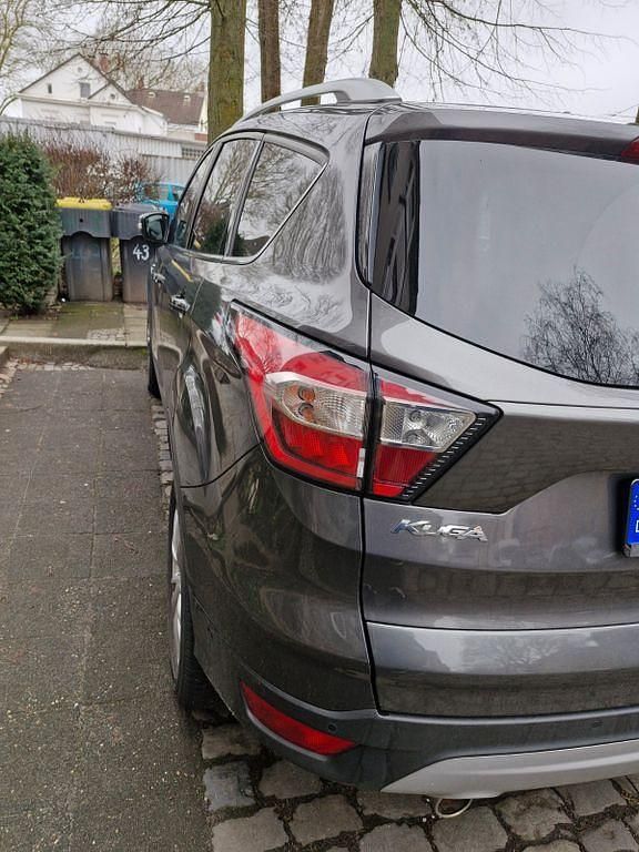 Gebraucht Ford Kuga Titanium 150 PS (110 kW) 2019 Grau SUV